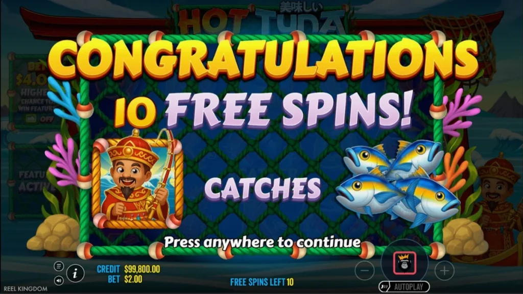 Pemandangan nelayan di atas kapal dengan latar belakang laut dan estetika Asia dalam slot Hot Tuna.