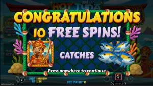 Pemandangan nelayan di atas kapal dengan latar belakang laut dan estetika Asia dalam slot Hot Tuna.